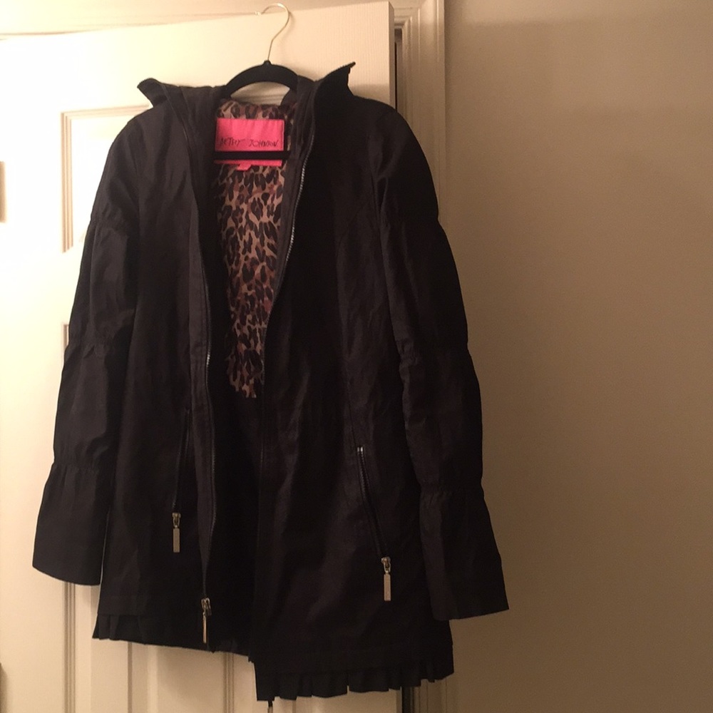 BETSEY JOHNSON RUFFLE DETAIL RAIN JACKET W/HOOD